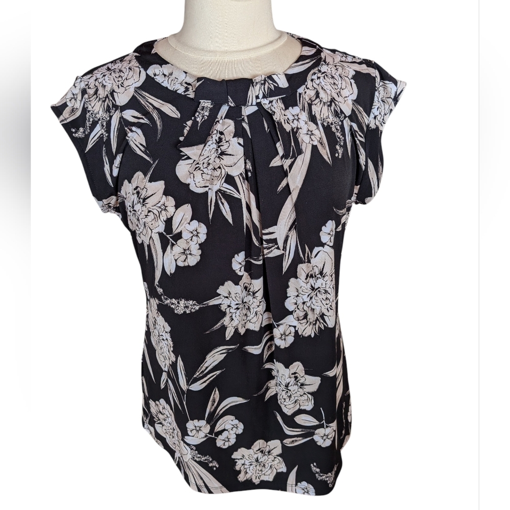 Karl Lagerfeld Sleeveless Black And White Floral Blouse, Crew Neck Size M